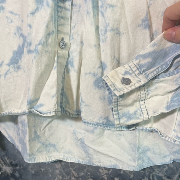 Guess button down denim jean top bleach washed long sleeve high low hem M - Picture 4 of 11